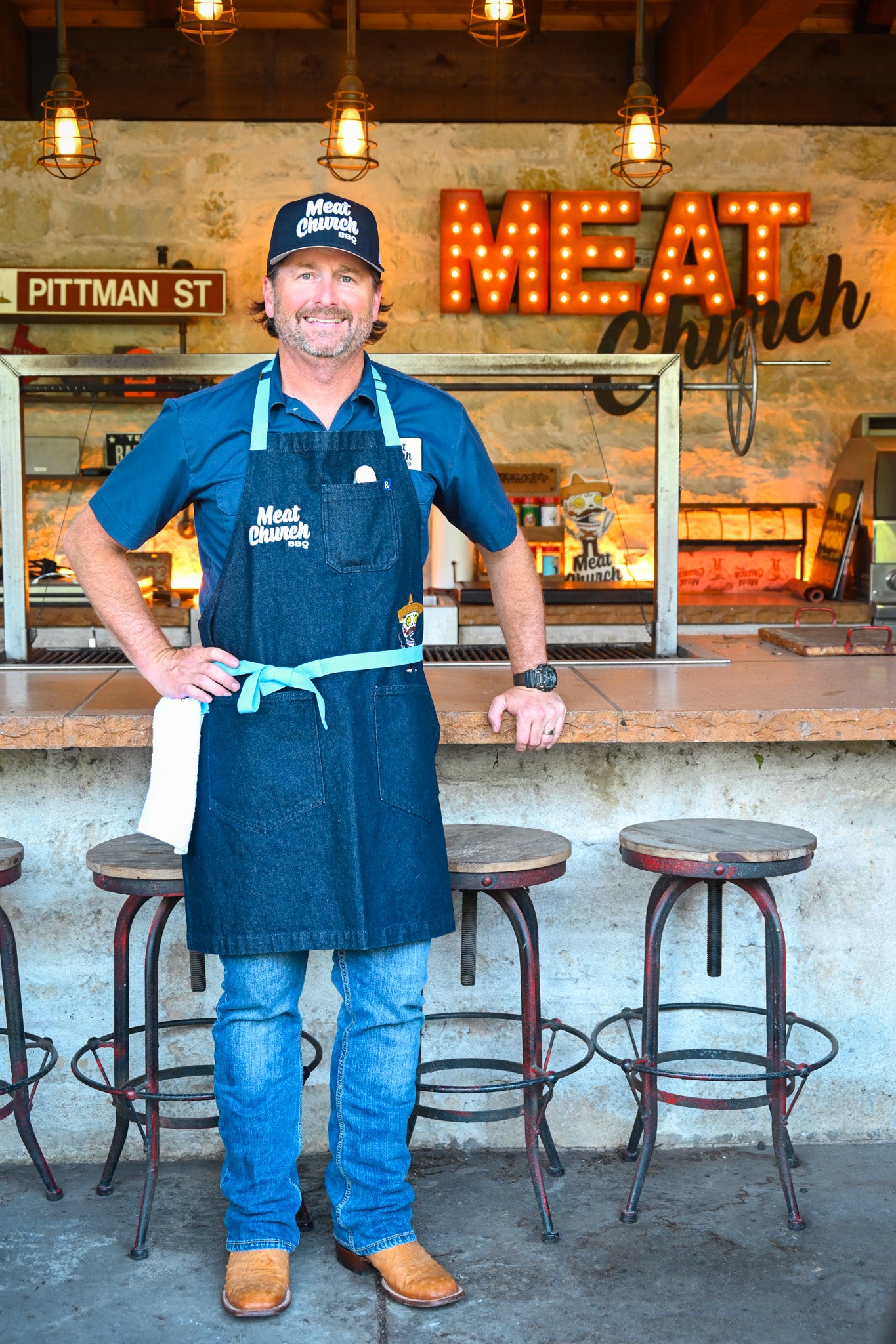 NAVY_H_B_APRON_LIFESTYLE_OUTDOOR_KITCHEN_TIED.jpg